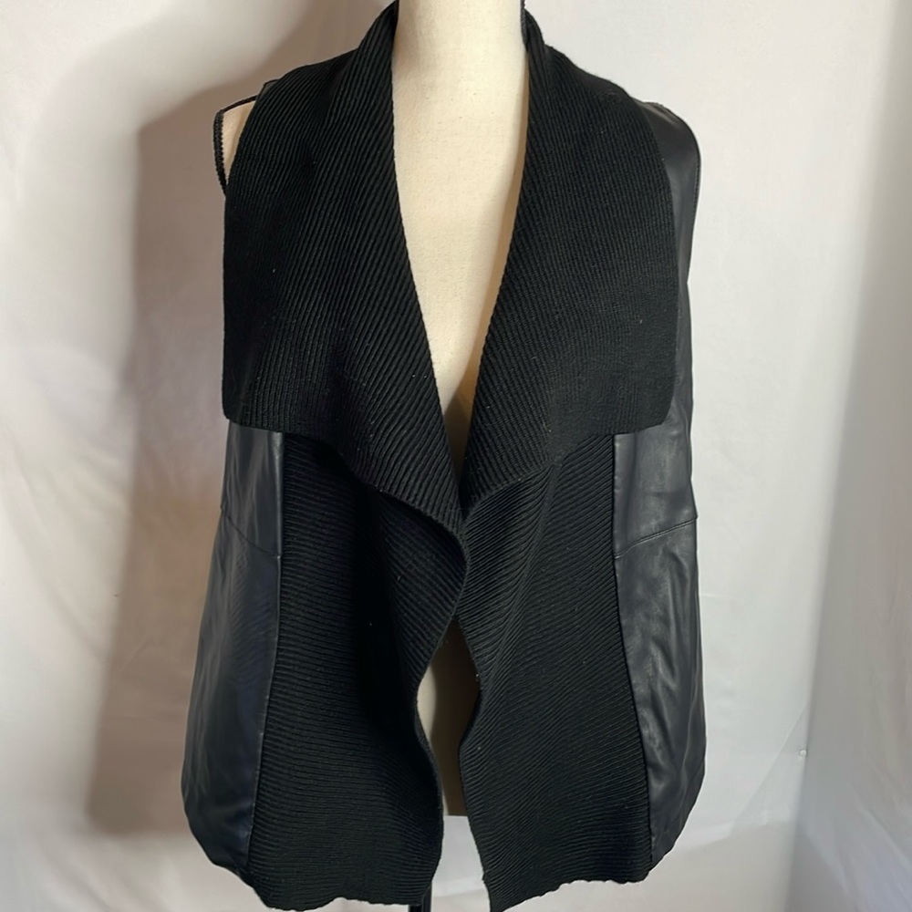 Saks fifth avenue black knit vest size small‎